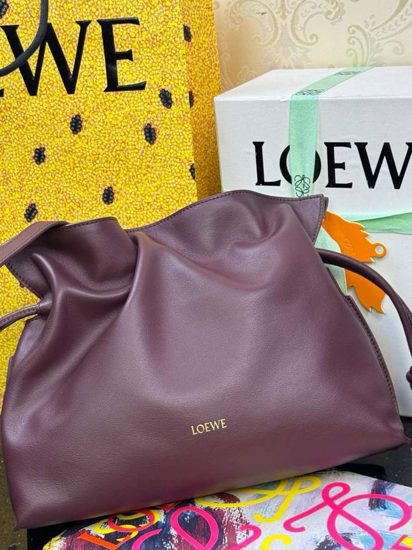 🎈全新升级—中号𝙁𝙡𝙖𝙢𝙚𝙣𝙘𝙤出货啦✅ ❤️升级版福袋正面新增品牌烫金𝙇𝙤𝙜𝙤代替压印𝙇𝙤𝙜𝙤，肩带加宽同时增加两侧狗扣五金代替原本皮穿扣肩带，精致又便捷🥰 ❤️独家定制皮料五金，小牛皮皮质手感十分柔软且耐用，肩带🉑拆卸🉑调节，多种背法任你选择，容量超大，日常出行必备😍 ❤️独家品控，完全对版细节，全套礼盒🎁包装给你满满的仪式感🥰 中号尺寸：𝟯𝟬-𝟮𝟰.𝟱-𝟭𝟬.𝟱𝗰𝗺 款号：052028酒红色