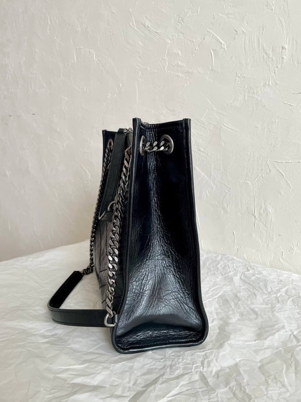 再次回货❗️ ys1 niki购物袋中号油蜡黑🖤 niki的衍生品中最好看的一只 暗黑系的黑色甜心 电脑书本笔记本A4纸都能放 通勤背也很不错，实用且好看 很多tote的口是敞开的 这只有个吸铁扣，安全感满满 真心推荐哟 33×27×11.5cm577999m