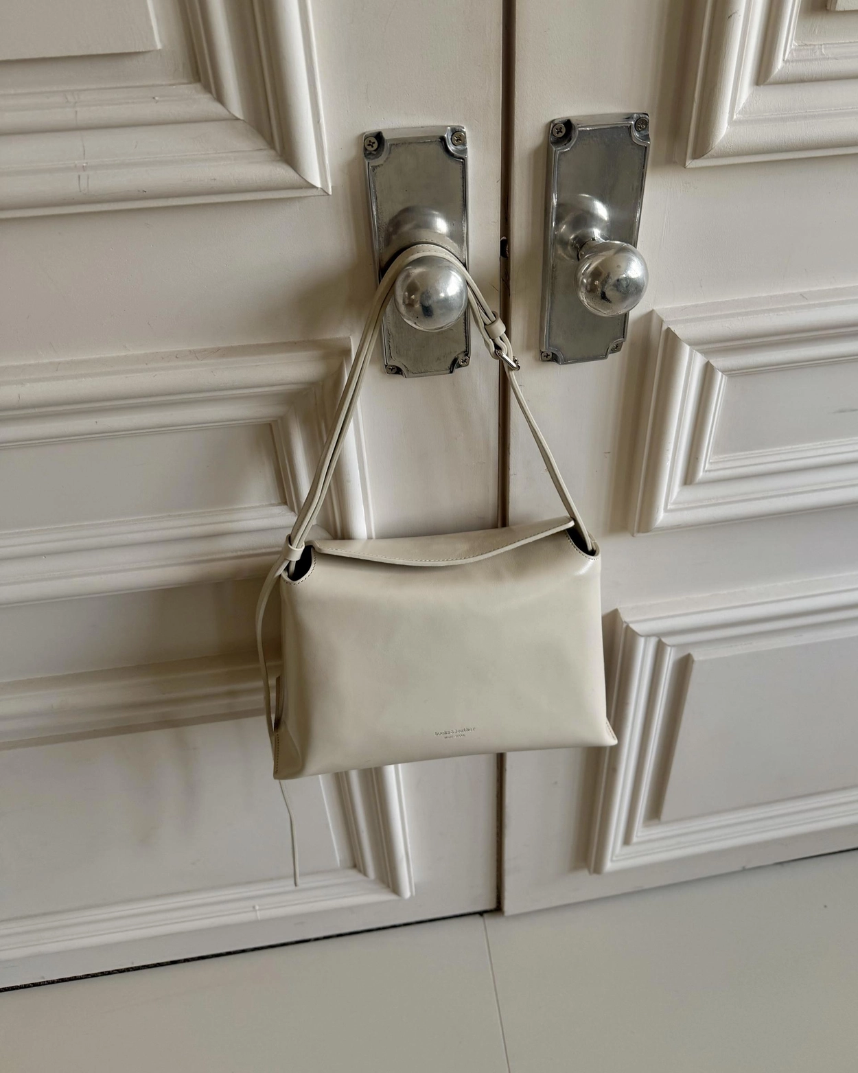 【26SS新皮】預訂_牛皮亮面 Bread bag 磁吸枕頭包 (M) By Bucks & leather