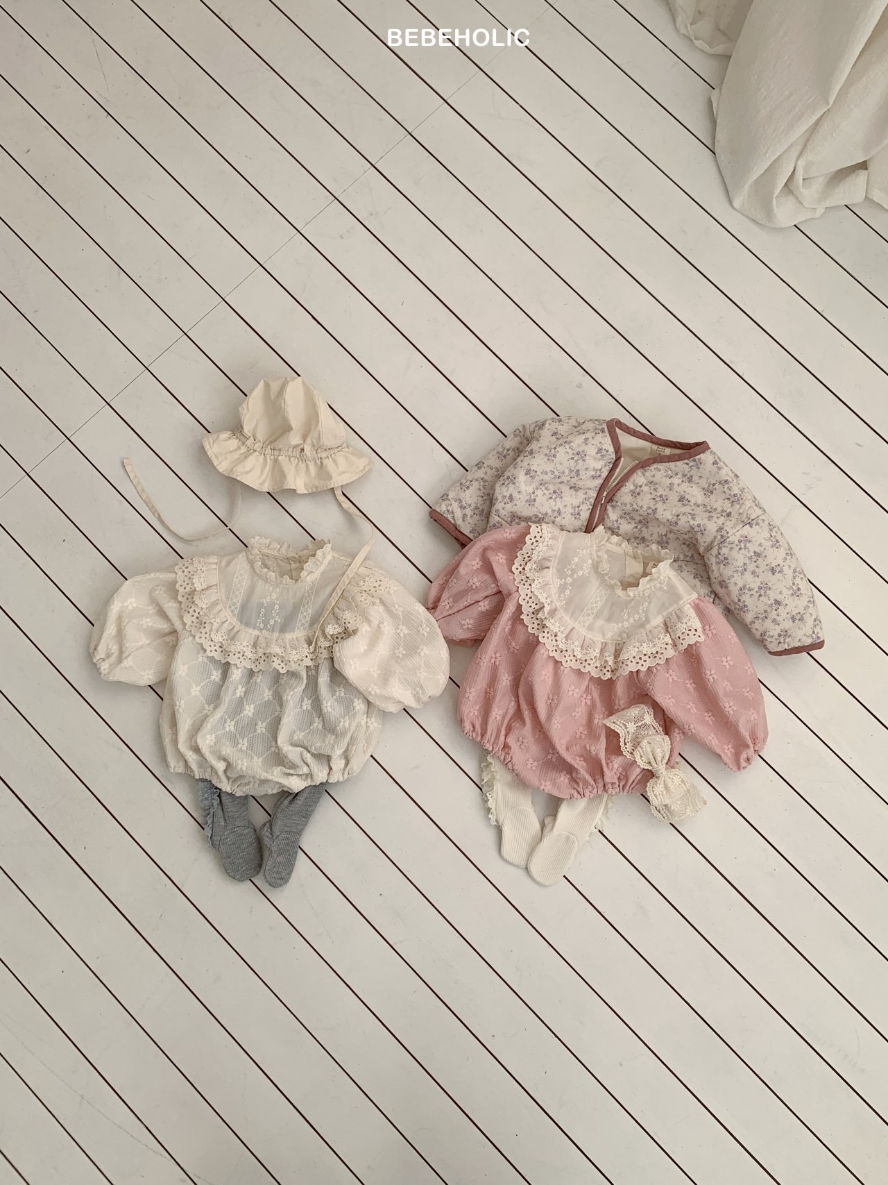 🌸預訂 韓國直送🌸🇰🇷BEBEHOLIC兩色花卉提花蕾絲領長袖包屁衣