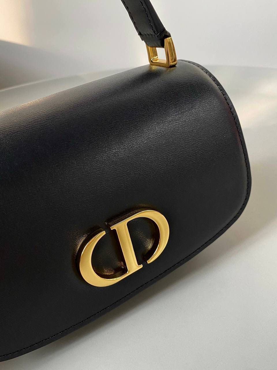 🈶 黑色小号 💙 Dior Top Handle 蒙田30 ✨ 自带手柄＋可调节肩带， 手拎👜 / 肩背 / 斜挎 都可以～ 但我个人最爱它的内里设计 💭 多隔层真的很方便，用起来很顺手 😆 📏 尺寸：19 × 9 × 8 cm