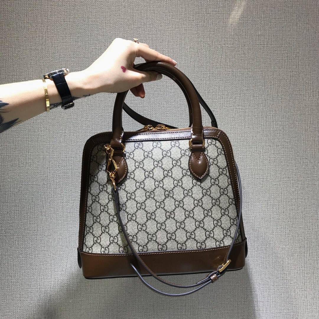 #正品皮➕定制𝗽𝘃𝗰料 纯铜五金胚 镀真金 真材实料 好货需要 你品 细品 用心感受😆 型号：621220 尺寸：24*25*9cm