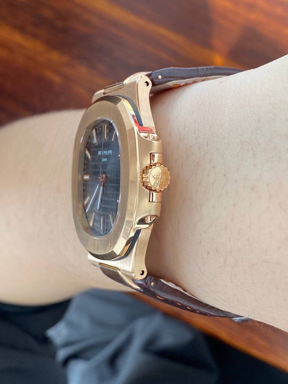 鹦鹉螺市场独家专用机芯，升级无噪音刻字版原版机芯🔥🔥 详细升级解读: 1.升级机芯全部精雕刻字，清晰不磨损，纹理做到极致。 2.升级自动陀片，采用瑞士超精密轴承，业界史无前例的安装陀片工艺。做到百分百降噪音。 3.原版机芯，无假夹版，无假摆轮，无假红宝石。WY-3k厂完整的复刻出3.3毫米的绝版高品质324SC机芯. 4..升级表盘刻度夜光超亮，而且整体做到和谐一致同步亮度。 5.鹦鹉螺经典蓝盘，目前改进与正品一致的颜色，秒杀其他工厂的表盘细节和做工。 6.日历窗口每一只手表做了水平正位，不出现偏斜遮挡。 7.把头调节档位顺畅度的多次调试，调试到最佳状态。使得升级版手雷调校时间和上链的手感畅顺 8.升级了整个手表厚度8.3毫米，完美实现全网最薄机械表，等同原装厚度。佩戴起来舒适无比。 9.重点强调324Sc机芯顺时针调日历，也就是由上往下调日历。注意辨析和正品一致。 10.调节时间的时候，拉表冠二挡。大秒针是不停止的。和正品也是一致。