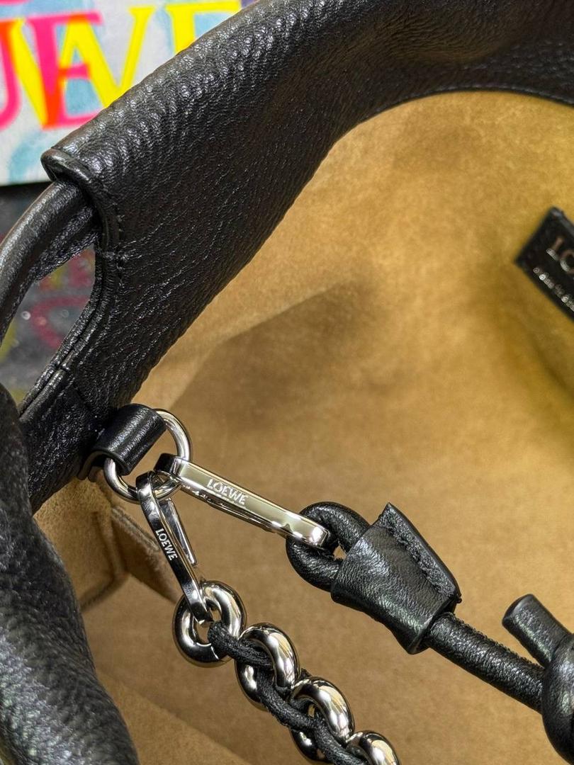 🎈中号链条款𝙁𝙡𝙖𝙢𝙚𝙣𝙘𝙤 𝙋𝙪𝙧𝙨𝙚鹿皮 ——【黑色】 尺寸：𝟯𝟬-𝟭𝟬.𝟓-𝟮𝟬𝐜𝐦 编码：012403 【配全套礼盒】 👉🏻延续福袋收缩绳褶皱设计•羊皮包身手感细腻柔软❤️ 👉🏻链条肩带➕皮肩带的双肩带设计•时尚百搭•给足了集美们多样化的选择。肩带可拆卸可调节•磁扣开合•正面烫金𝙇𝙤𝙜𝙤•呈现出高贵典雅的视觉感😍 👉🏻独家背景➕独家品质➕独家全套砖柜礼盒套装•市场高端品质皆在我手✌🏻