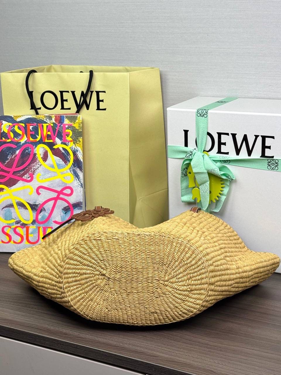 🎈最新进口贝壳草编包到货✅ 尺寸：𝟮𝟮-𝟰𝟴-𝟰𝟮𝗰𝗺 编码：652128【配防尘袋，没有盒子】 ❤️最新进口天然贝壳草编包，轻盈透气，凉快随性。超大容量设计，轻松装下日常必需品。手提肩带采用进口西班牙小牛皮制作，正面装饰品牌标志性𝗟𝗢𝗘𝗪𝗘标识，夏日度假出行穿搭必备，轻松营造一种自然高级的时髦感。 （下单须知：‼️由于天然纤维材料特别，日照时间长短不同，颜色会略有变化，纯手工制作，每个包的尺寸也会所不同‼️，完美主义者慎入‼️）