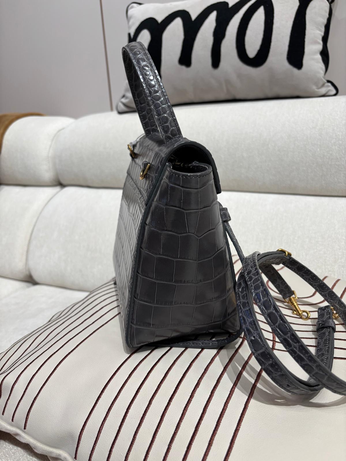 Celine Nano Belt Bag 2 Way Bag 深灰壓鱷魚紋牛皮金扣 100%Authentic,95%new✅dust bag 