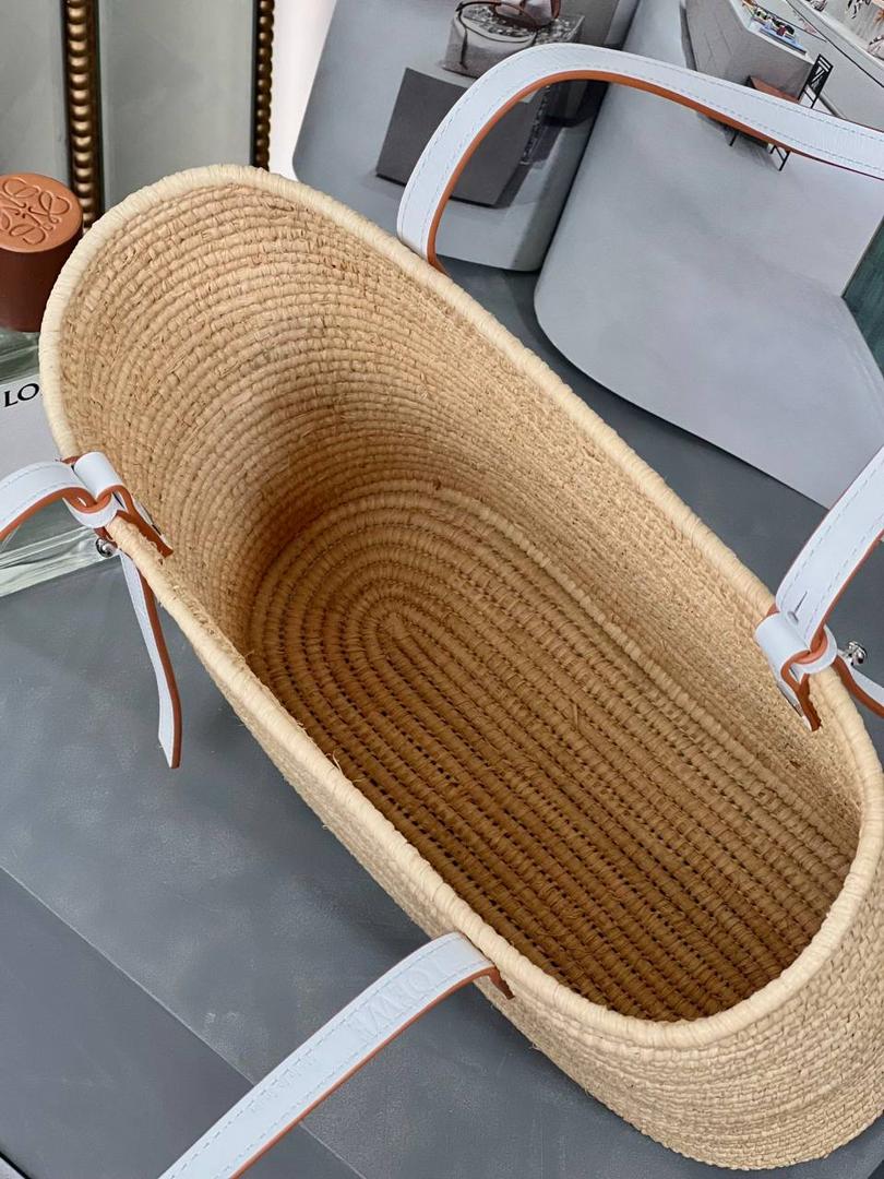 𝑷𝒂𝒖𝒍𝒂'𝒔 𝑰𝒃𝒊𝒛𝒂 菜篮子 🧺到货!! 面料：进口棕榈纤维/牛皮 编码：182006 颜色：原木/白色 尺寸：28*20*10cm （下单须知：‼️由于天然纤维材料特别，带毛刺，日照时间长短不同，颜色会略有变化，纯手工制作，每个包的尺寸也会所不同‼️） 这款菜篮子做工比之前愈加细腻，背上不会显得笨拙,反而衬得小巧精致、时尚清新,草编与小牛皮的搭配,更显随性自然。 🏷️小Tips：防尘袋可放内里做内胆收纳包使用哦