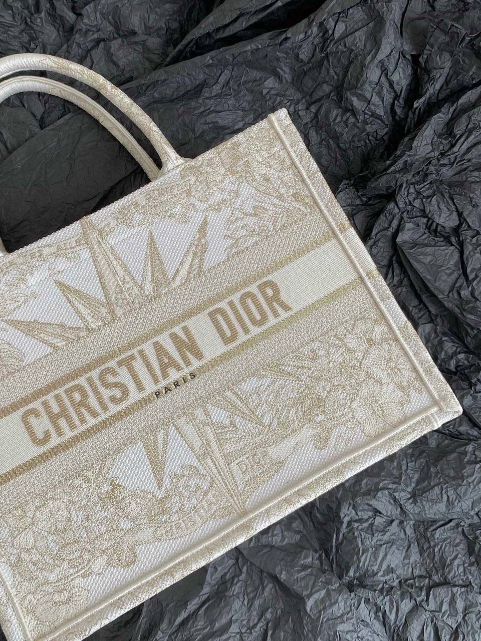 🈶金色中号 𝗖𝗗 𝗕𝗼𝗼𝗸 𝗧𝗼𝘁𝗲 23圣诞限定🎄 今年的无限梦境主题也太戳了！ 如星光璀璨，如宇宙般浩瀚 中间的星星宛如从海中诞生的维纳斯💕🥰 太有视觉冲击力了，神秘而梦幻 像我们每个人都是星辰～ 浪漫到极致，这系列很难不买啊 36×27×16cm