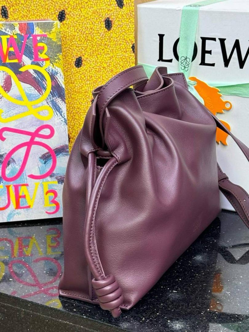 🎈全新升级—中号𝙁𝙡𝙖𝙢𝙚𝙣𝙘𝙤出货啦✅ ❤️升级版福袋正面新增品牌烫金𝙇𝙤𝙜𝙤代替压印𝙇𝙤𝙜𝙤，肩带加宽同时增加两侧狗扣五金代替原本皮穿扣肩带，精致又便捷🥰 ❤️独家定制皮料五金，小牛皮皮质手感十分柔软且耐用，肩带🉑拆卸🉑调节，多种背法任你选择，容量超大，日常出行必备😍 ❤️独家品控，完全对版细节，全套礼盒🎁包装给你满满的仪式感🥰 中号尺寸：𝟯𝟬-𝟮𝟰.𝟱-𝟭𝟬.𝟱𝗰𝗺 款号：052028酒红色