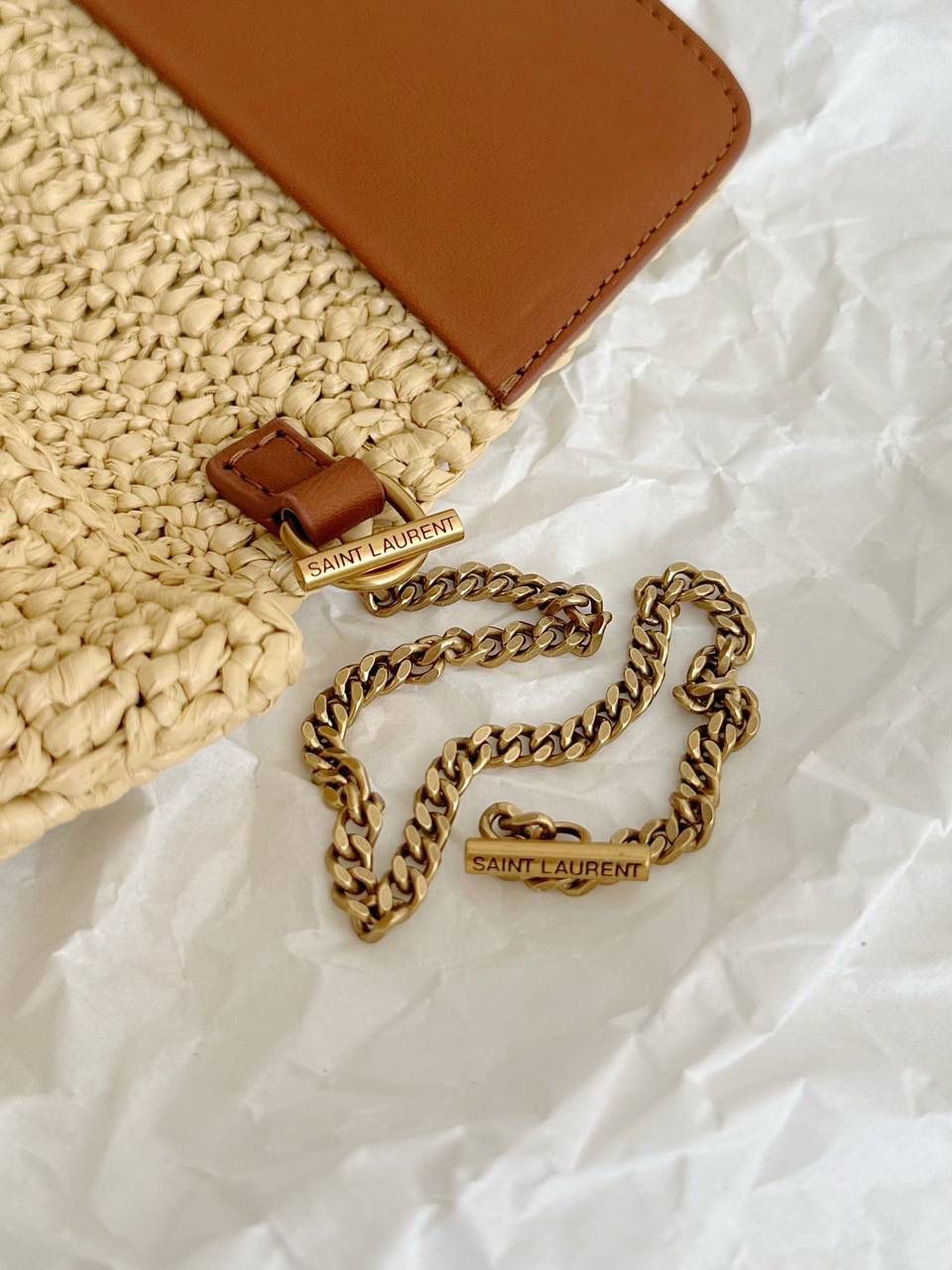 ⏰即将到货 ys1 icare拉菲草编包🏖️ 这只包的全皮款本来就特别好看 把它改成草编包真的太明智了 一个秋冬背，一个春夏背 这只草编包完全满足了喜欢背大包的姐妹的需求 其他草编包啊，几乎都是菜篮子的形状 说实话，菜篮子做大了真的不太好看，也不好背 草编icare的出现真的大大满足了 又美又好背☺️🏖️☀️ 这只包是师傅一针一针勾出来的 所以产量不会多，出货时间也慢 除了出货难出货慢，真的没有缺点 先下单先安排咯～ 55×43×5cm772191m