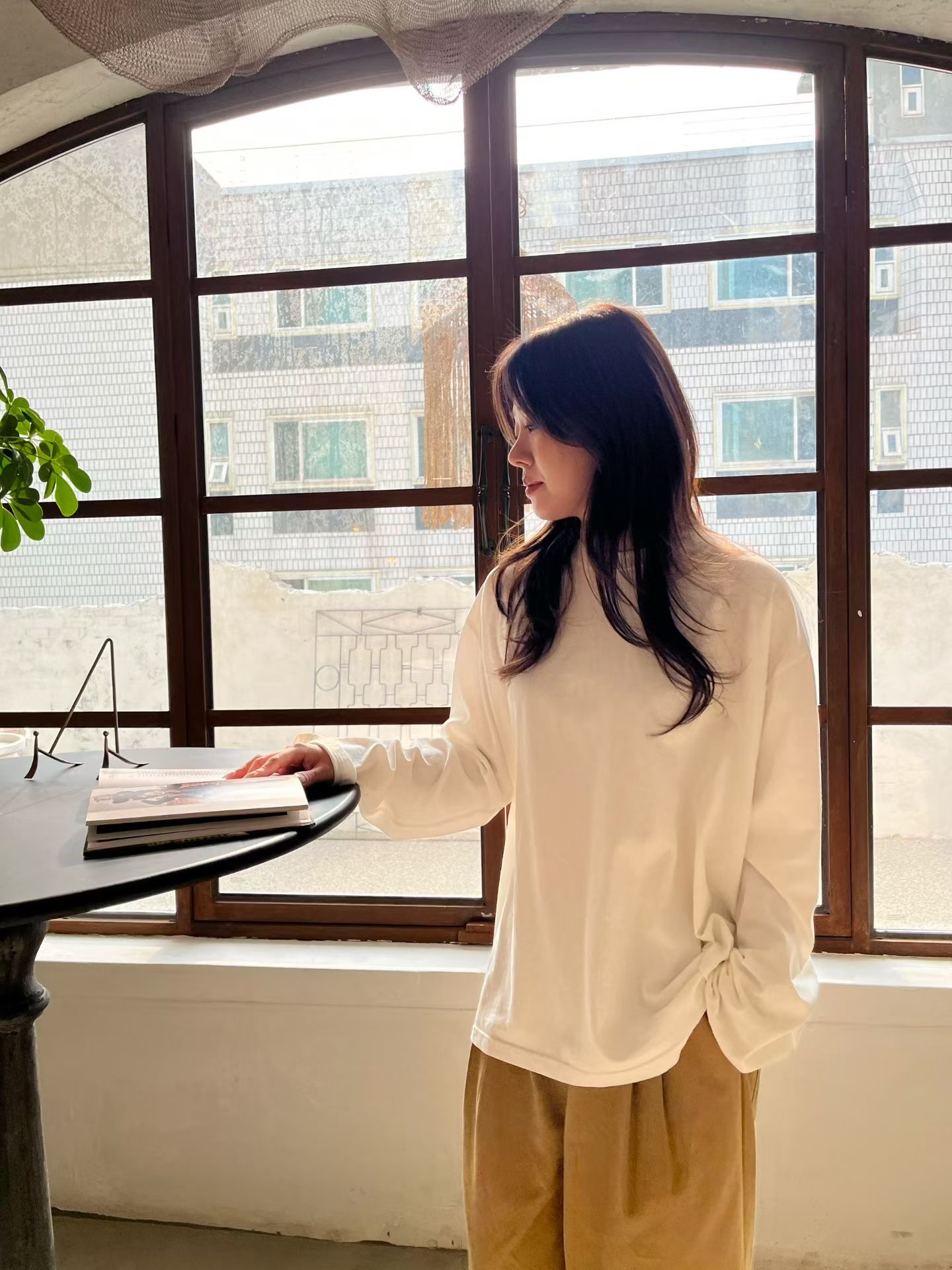 AT OY 間約刺繡小狗長袖T恤-2色