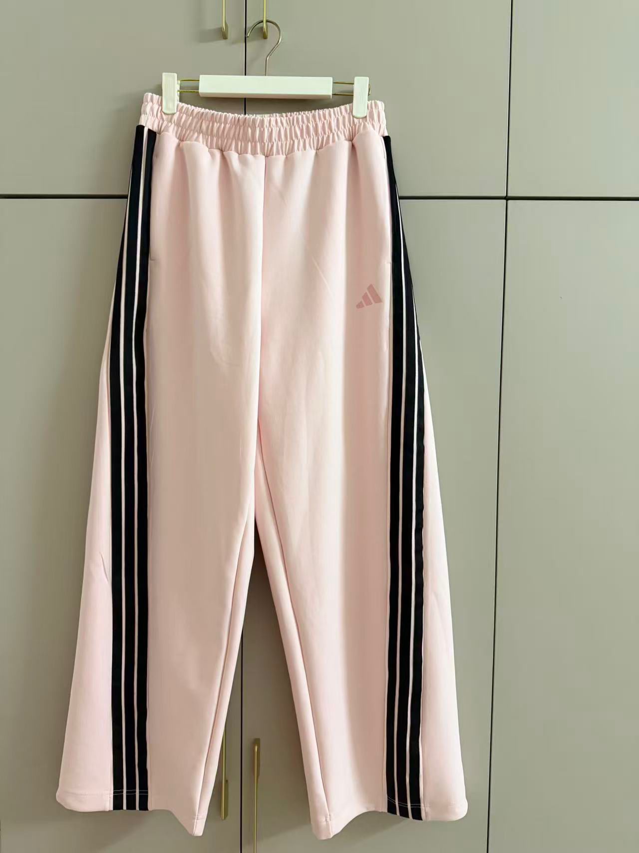 2色選擇/$135條，2條起$ 125條。Adidas dance系列運動長褲