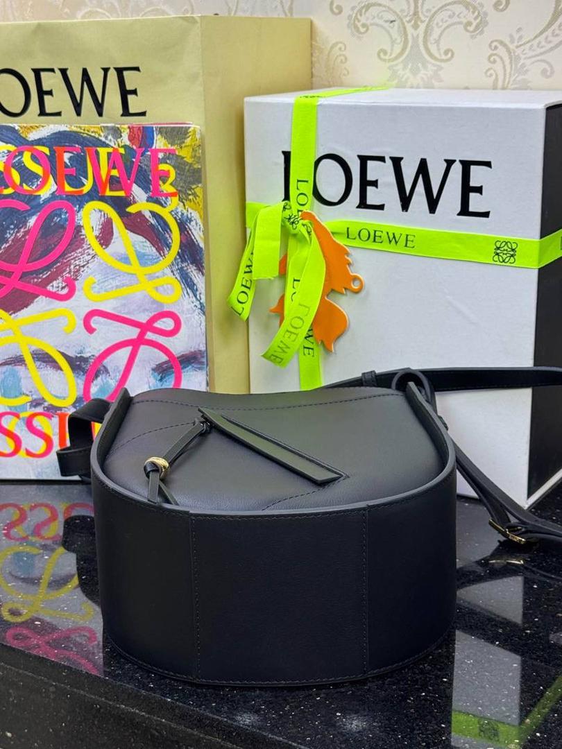 🎈新款吊床𝗛𝗮𝗺𝗺𝗼𝗰𝗸 𝗦𝗹𝗶𝗰𝗲 ——【黑色到货‼️】 尺寸：𝟮𝟭-𝟮𝟱-𝟭𝟬𝗰𝗺 编码：652407 吊床𝗛𝗮𝗺𝗺𝗼𝗰𝗸家族迎来新成员—𝗛𝗮𝗺𝗺𝗼𝗰𝗸 𝗦𝗹𝗶𝗰𝗲，新作采用细腻柔软的亮面小牛皮制作而成，重新以纤巧比例焕新演变成新造型。搭配可拆卸可调节长肩带，灵活实现多功能背法及百变风格。