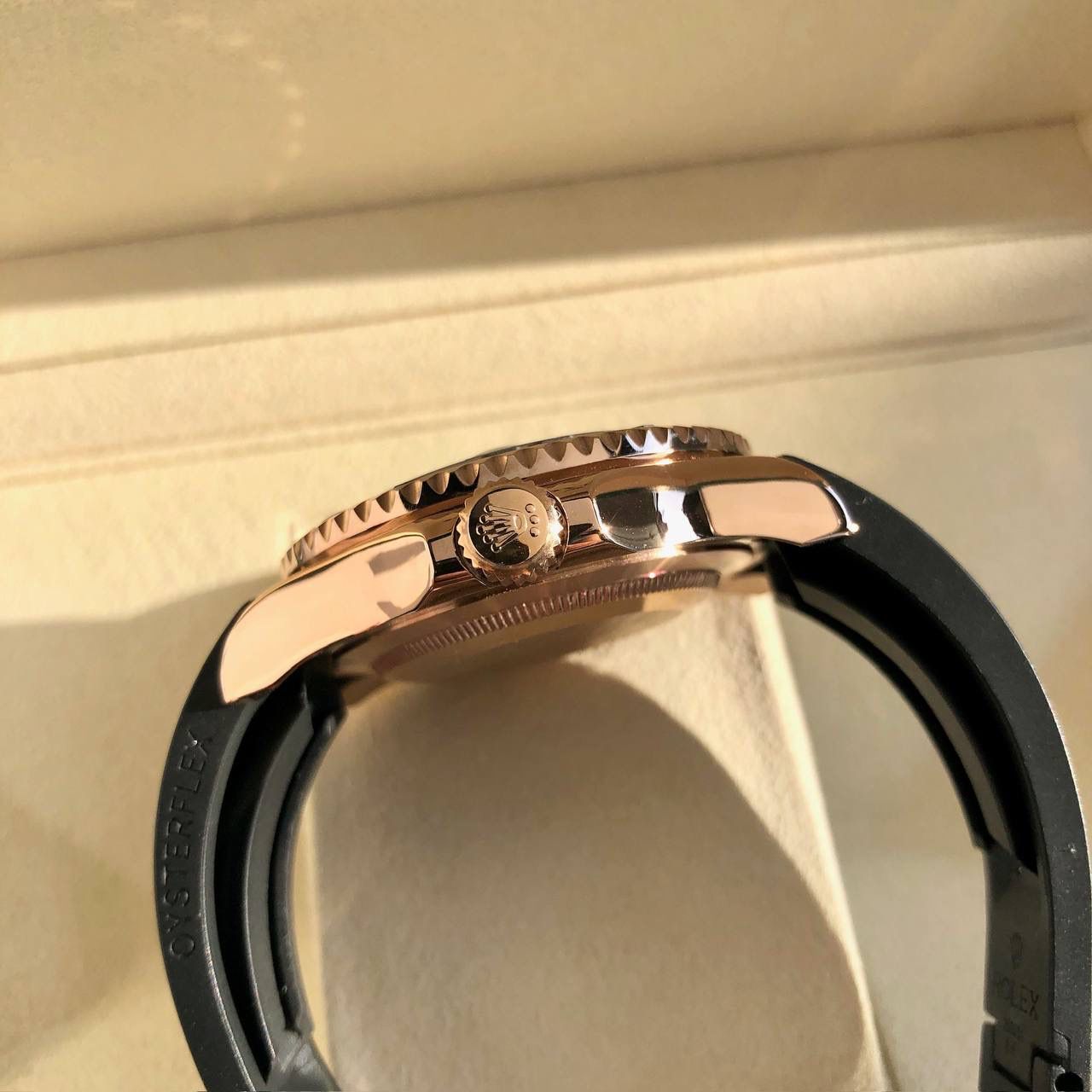 【经典名仕 一劳永逸】劳家爆款游艇名仕型系列m126655-0005男士腕表40mm钻面游艇出货，继续秉承AD家族优质特色、独家出品一表一码，三码合一 【机芯】搭载AD专注而制0️⃣返修、💯全新原装西铁城8215全自动机械机芯，走时精准，性能优异，动力储备高达48小时 【表壳】316L精钢表壳 高端同步防指纹[强]陶瓷圈口原版同步双向旋转，完美呈现与原版一致的弧度、光泽，超强高密度矿物质玻璃镜面，精致的做工完美秉承原装的潜水游泳🏊‍♀️性能 【字面】大厂同步超强夜光，夜光刻度、表针无瑕疵斑点、晶莹剔透，细节同步正品，内影圈刻字清晰，字体匀称 【表带】采用进口硅胶原版同步胶带搭配316精钢可调节表扣