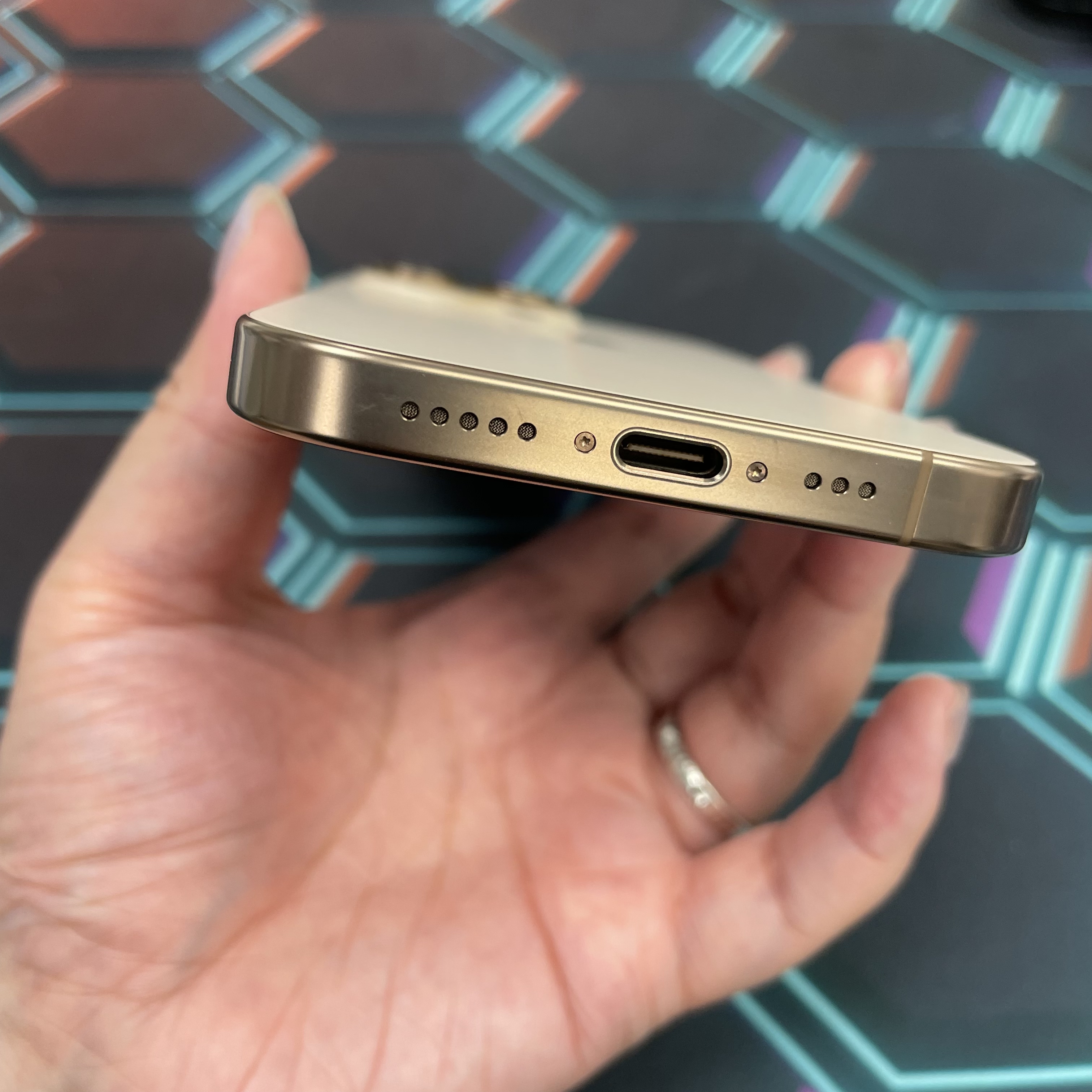 *6986 16 Pro 完美機 1TB 電89 沙色 gold