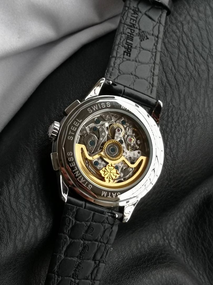 百达翡丽复杂功能时计5170G多功能腕表，堪称腕表精品当中的精品！😍✨🔥 腕表直径为42毫米，作为一款男士腕表，它的表盘大小适中。为我们奉上对称的美感，整个表盘的布局大方得体，包括了如此之多的功能的同时，又不会让人觉得繁杂。 机芯采用了7750机芯完美还原正品诸多功能，提供了强大的时间衡量功能。意大利牛皮表带，专属的灯笼扣，任何季节，任何场所，任何职业人均适合佩戴，让手腕佩戴得更舒适，让气质绽放。此款腕表具有30米防水功能，满足大众日常生活，休闲度假必备腕表。 百达翡丽5170G可以说是腕表中的精品，功能方面的巧妙构思，外观上的合理布局，以及优越的机芯性能，无一不体现出百达翡丽的独特设计，一件经典的艺术品，一件完美的收藏品。