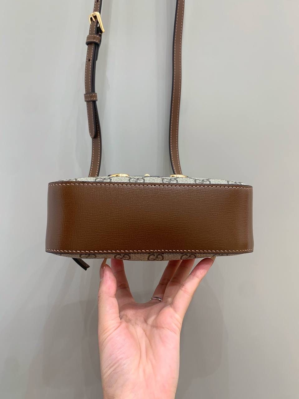 新背景实拍正品级 。Gucc1 horsebit 吐司包🍞 （顶级原皮) 啊啊啊啊啊！！超级无敌大爆款！ 这应该就是我心目中的白月光， 实物是那种看到不需要犹豫马上就会买的， 相机包很多款，目前为止这个是我心目中的to 马衔扣元素和这个面料一直是我最爱的搭配设计 只是没有想到做成相机包可以这么可爱有趣 简简单单的造型却如此耐看且有那么一点高级感 跟其他相机包完全不一样！！反正这个我一拿到我就很爱很爱很爱！🤩这个你们都可以入，必定会成为经典款！ 型号760196；尺寸20/13/6cm