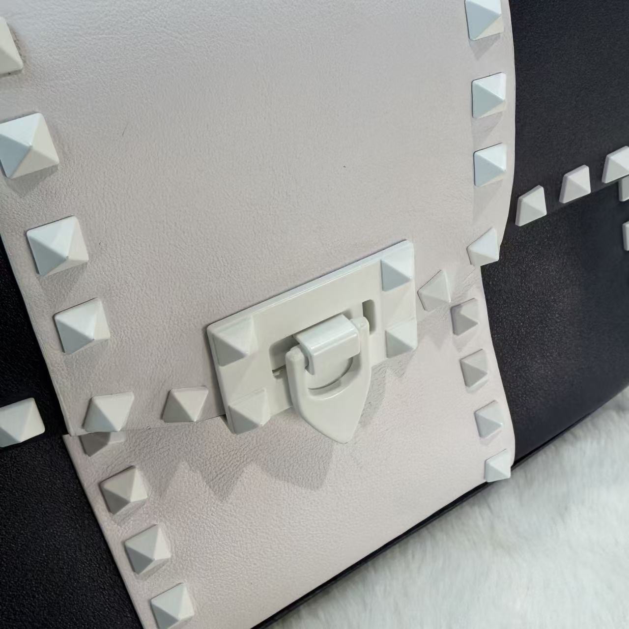 Valentino 鉚釘斜孭袋 藍白配牛皮革 搖滾風格飾釘