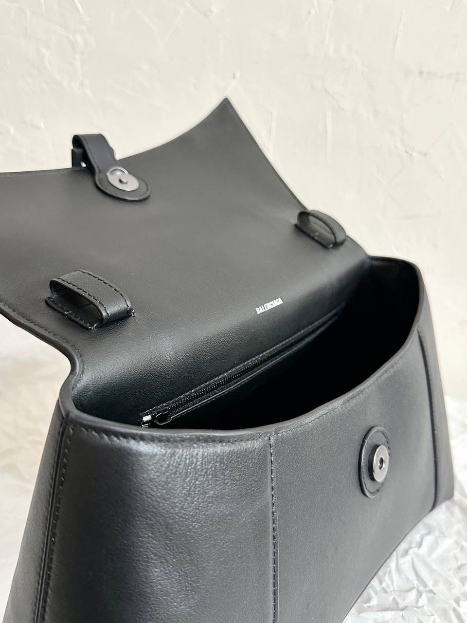 经典款🔥中号平纹黑枪(m/32cm)🐈‍⬛ ba1enciaga 横空而出的Downtown沙漏包 整个包身是软趴趴的感觉 就是大写的随性慵懒时髦感 可以斜挎也可以调短肩带腋下背 加上巨无霸的容量，时髦女孩的通勤包有了 软皮质感头层牛皮➕经典全钢B字扣五金 还是要着重强调一下咱家的B字logo刻印 清晰度全网独家⚠️品质是不需要你们担心的 请务必认准高版本❗️ 中号s：30×17.3×10cm671353m 大号m：32×20.8×15.5cm671354m