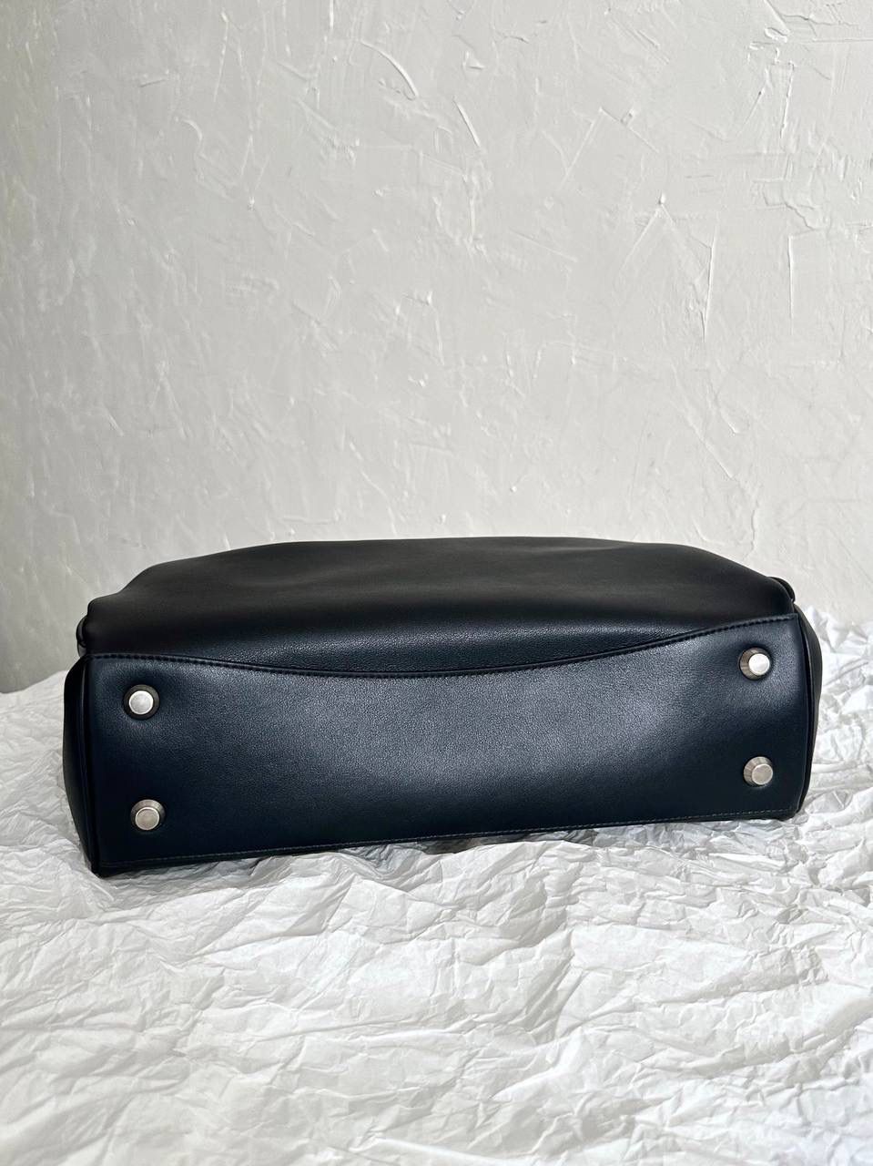 超级销量王🔥 ba1enciaga rodeo中号 黑银🖤💿 这只包的皮一定不能硬！ 我们家是安排了最贵的原厂皮来做的 还有一定要做出整个包的松弛感！ 大号：39.8×29.9×12.9cm789744m 中号：35×23.3×10.9cm789772m 小号：28.9×20×9.9cm789779m mini：23×17×9cm795456m