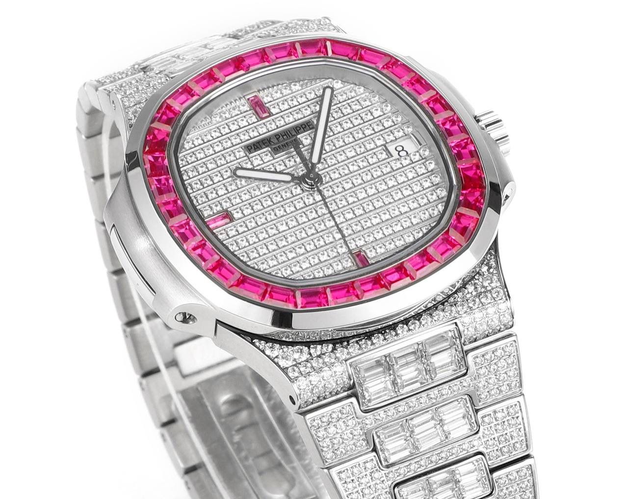 强势来袭！ 超级满天星方钻鹦鹉螺！ 1⃣️升级修正不锈钢表带，部分根据鹦鹉螺不锈钢表带拆解开发，完美贴合！ 2⃣️目前唯一使用圈口和表带方钻无爪镶石工艺，经历无数次的加工工艺，只为做到极致，终于大功告成！ 3⃣️全新订制修正版的Cal.324机芯，机芯摆轮位置与原装一致！深度洗花和刻字，机芯的还原度极高！ 4⃣️指针升级：秒针中心点升级为针轴秒针！ 鹦鹉螺满天星方钻王中王！欢迎您的品鉴！😎💯🌟