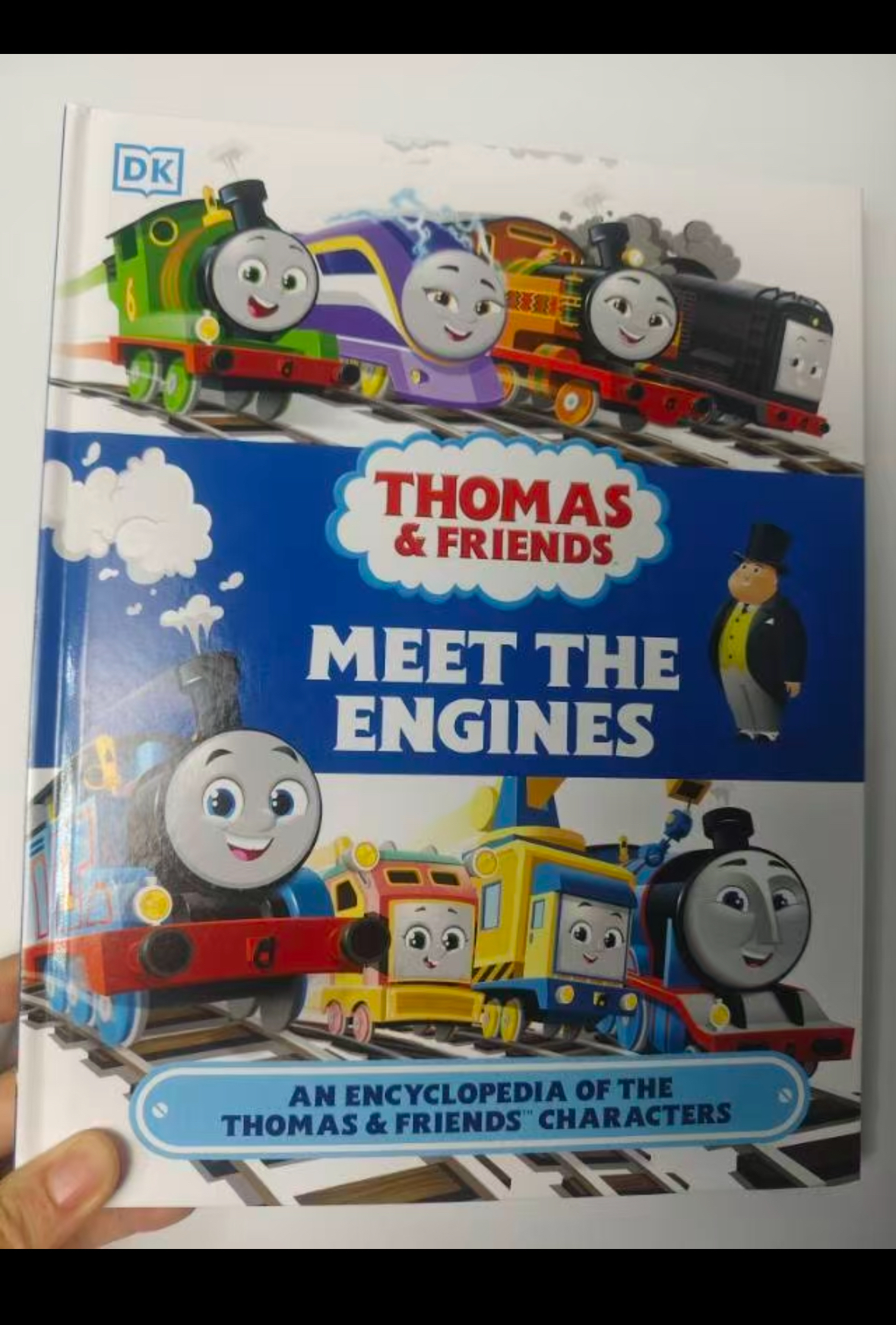 💥托馬斯小火車迷必入！《Thomas & Friends: Meet the Engines》深度揭秘。正版！  🌚🌚從主角托馬斯，到個性鮮明的培西、高登、詹姆士等，所有你能想到的小火車角色都在裡面啦。  🌚🌚每個角色都有詳細的介紹，包括它們的外觀特點、獨特性格，還有在多多島上發生的有趣故事。  精裝尺寸:28*22釐米   頁數:92頁