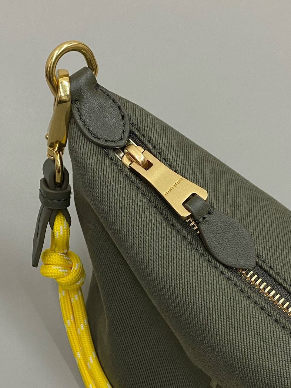 销量王🔥 𝐌𝐢𝐮𝐌𝐢𝐮饭盒包 橄榄绿 啊啊啊，好喜欢这个彩色的碰撞！ 帆布面料搭配撞色小彩绳直接封神了！！ 每个配色，简直就是锦上添花 不敢想象这个夏天背这只有多好看！ 容量就不用说了 很好装 还很耐磨 性价比也特别的高～ 时髦精必入这只好吗 绝对日常出门回头率超高的一只 抓紧冲吖！！！ 18.5×14×10cm #F0006m