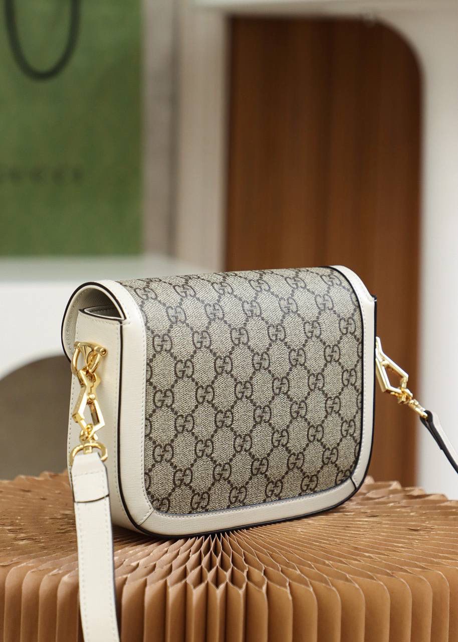 𝟭𝟵𝟱𝟱 𝙈𝙞𝙣𝙞 马衔扣系列 正品皮#658574# ☞尺寸：20.5*14.5*5cm 马鞍包1955系列迷你，为这一季复古风格又再次打开了新世界，这款迷你马鞍包保留了它原有的样貌，但；搭配两条根本不同的肩带，添增了混搭风格，却发出更加浓郁的复古气息，搭配同色的棕色皮革肩带，呈现出低调优雅气息，搭配红绿织带则突出强大的复古效果，可爱却不失去复古，这一季，又是人手一只的节奏啊！！🤩🤩