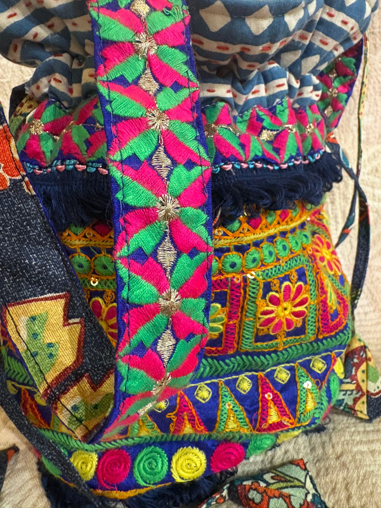 泰國-Mitra Collection - 併布藍色刺繡花水桶包