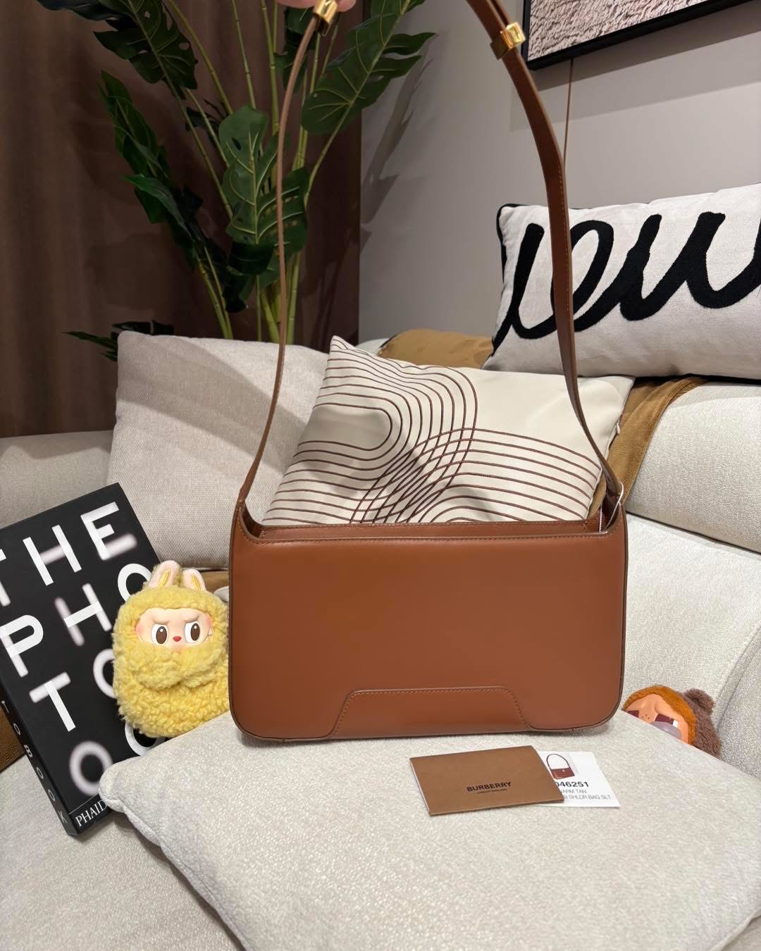 Burberry Leather TB Shoulder Bag hobo 100%Authentic,95%new✅dust bag  