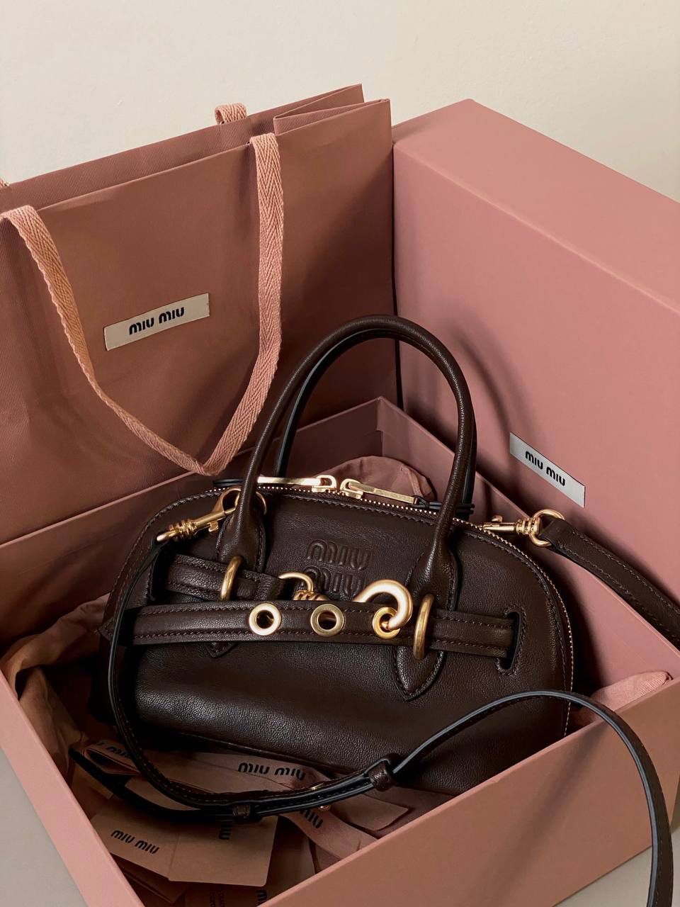 🈶石南木色，迷你 𝗠𝗶𝘂𝗠𝗶𝘂24秋冬贝壳包 年度爆炸款来啦 | 真心被夸爆 没有过分夸张的设计，有着时髦且个性的圆弧包型，形似贝壳，看着很轻松又舒适一点也不会给人压力 双向拉链在保证实用性的同时让它充满了复古的调性，搭配上腰带式设计细节，时髦有态度 面料手感软糯，拎在手上可以切确感受到高级质感 迷你：8×13×21cm #F0022m 小号：16.5x28x10cm 大号：33x17x11cm