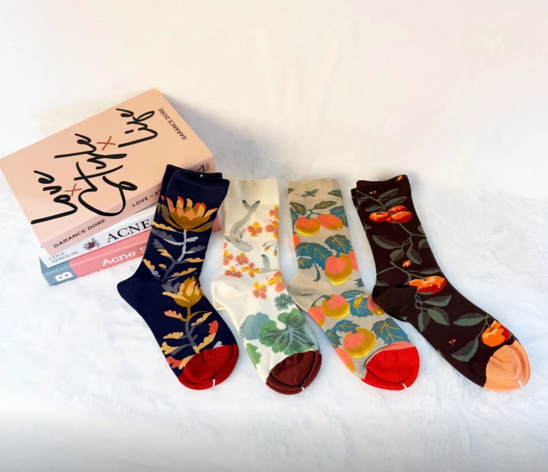 $88套4對。2套起$78套。這是一個以「將藝術穿在腳上」為核心理念的創意襪類品牌。