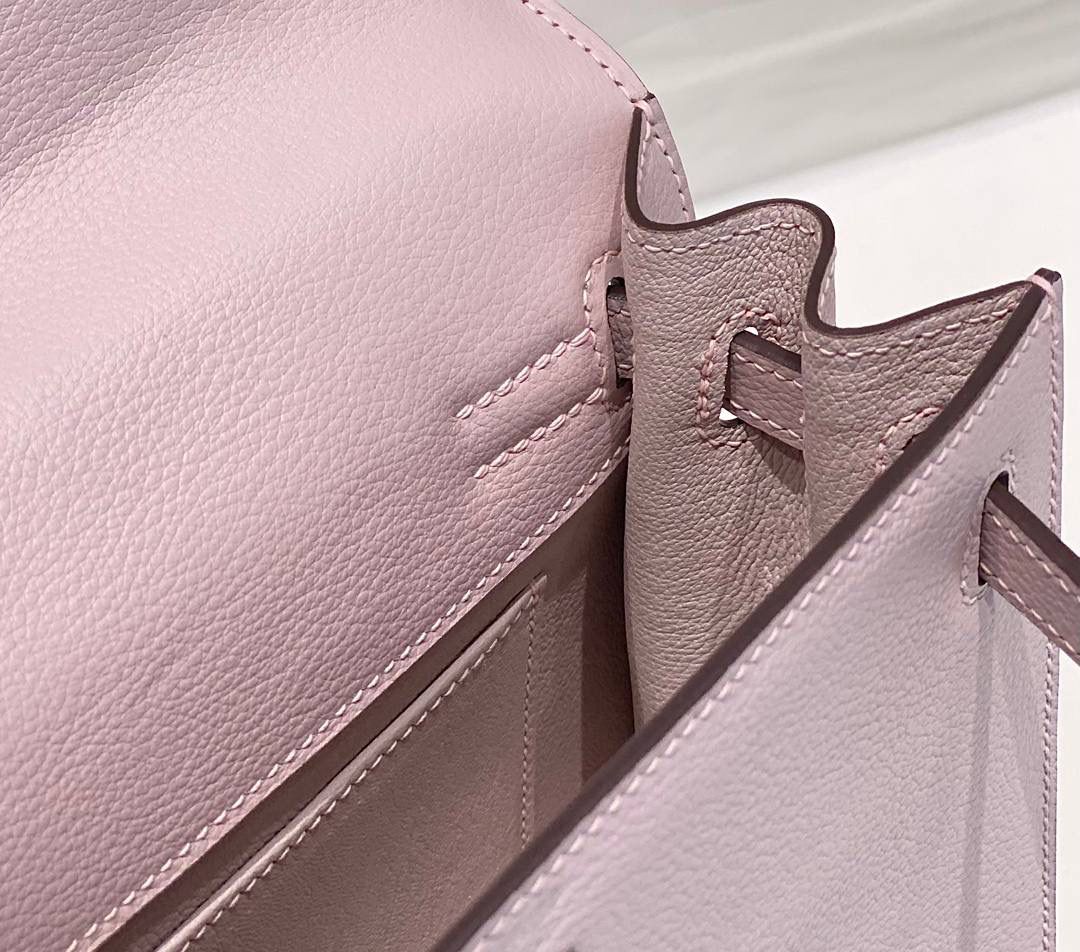 『梦幻粉·银』 ‘’Kᴇʟʟʏ ᴅᴀɴsᴇ • Evercolor 🎀 时尚圈就是一个圆！ 最厉害的就是六种背法： 斜背、侧背、肩背、腰包、背包、手包 集美们一定要安排起来‼️ 22Cm