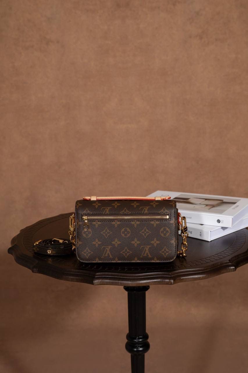 LV小邮差🎀 尺寸 21.5 × 13.5 × 6cm，小小一只很精致～Mini 小邮差设计，经典中带点新鲜感。链条是可以拆的，很灵活： 👉 装链条就变腋下包，复古感满满 👉 老花肩带可以调节，肩背、斜挎都 OK 👉 肩带随你换，怎么搭都好看 👜 包包本身很轻，背久也不会累～里面还有隔层设计，东西好放又整齐，用起来真的很舒服 👍 这一款真的是新款里的黑马，大爆款预定，强烈推荐啦 💕 选LV这只包，日常出门直接帮你加分，怎么背都很有型 😍