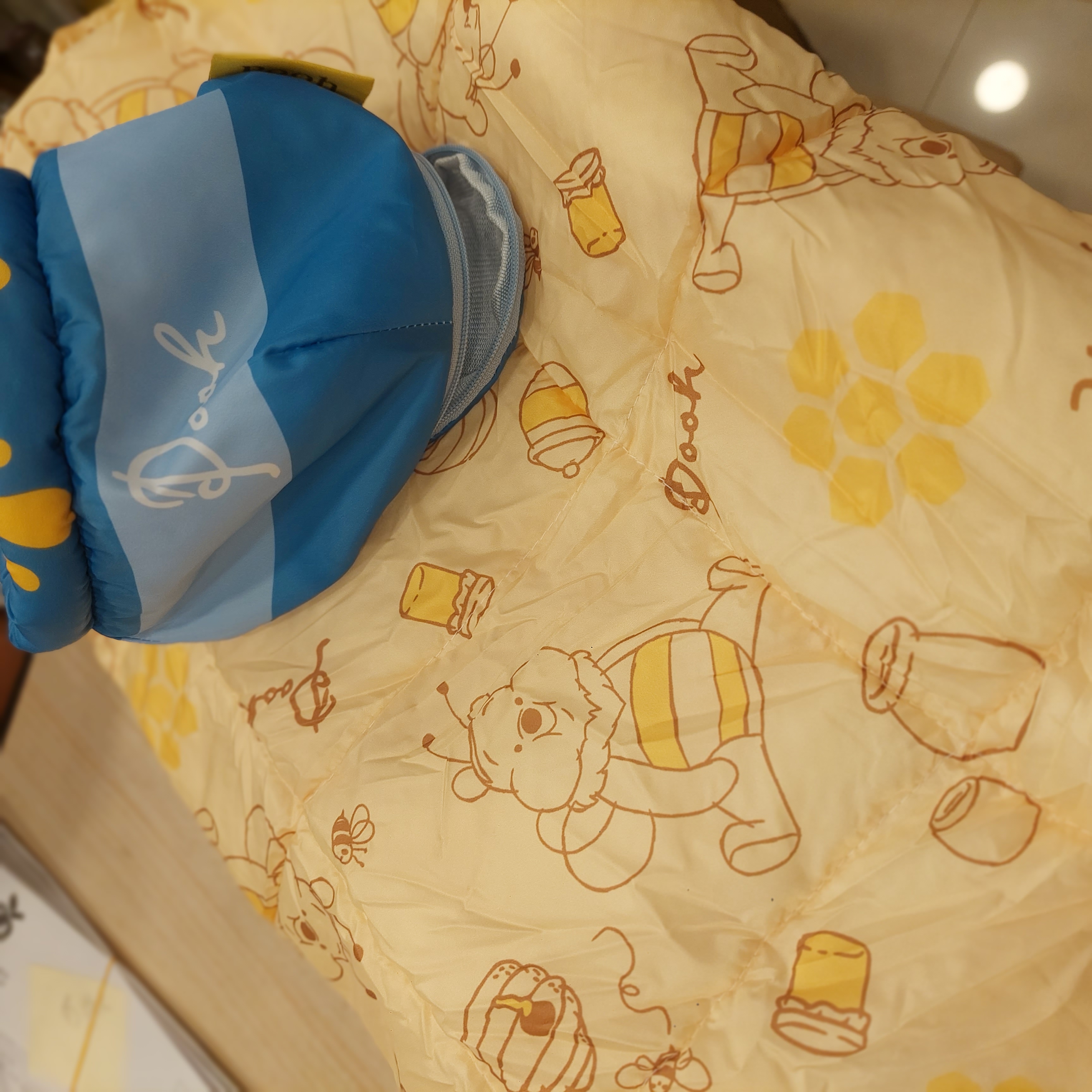 原裝日本 Winnie the Pooh 小熊維尼 蜜糖罐 連 夾棉小披子 60 × 100cm