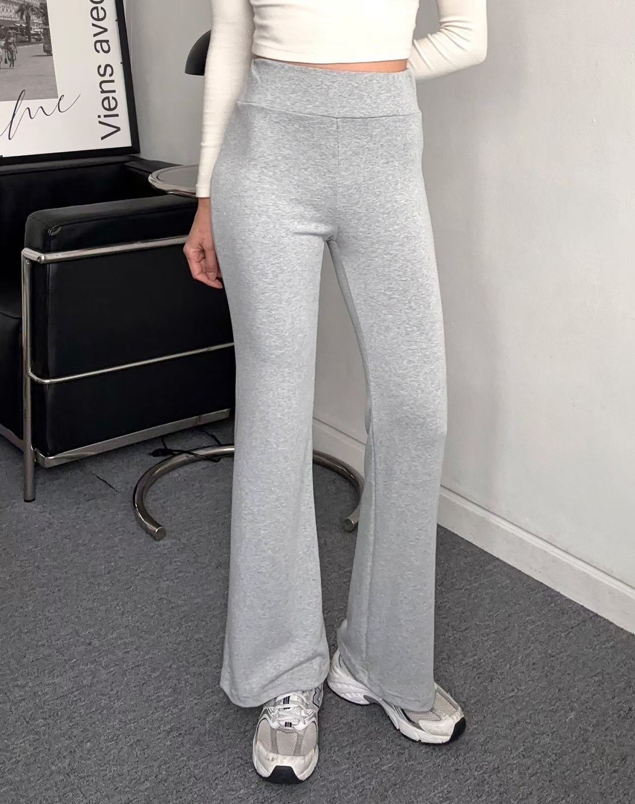 ✅✅極力推介✅✅全靠條褲瞬間視覺增高🆙只需要著上呢條褲今日份舒適快樂☺️☺️就屬於你日常穿搭褲貼合身型 計更顯提臀效果👍粗邊橡筋褲 設計腰封封印住個肚仔中高腰設計凸顯身材曲線❤️修飾身形🆙微喇褲型線條極顯纖長👯‍♀️贴而唔繁舒服得又線條美🎊部弧形剪裁🎬有提臀效果