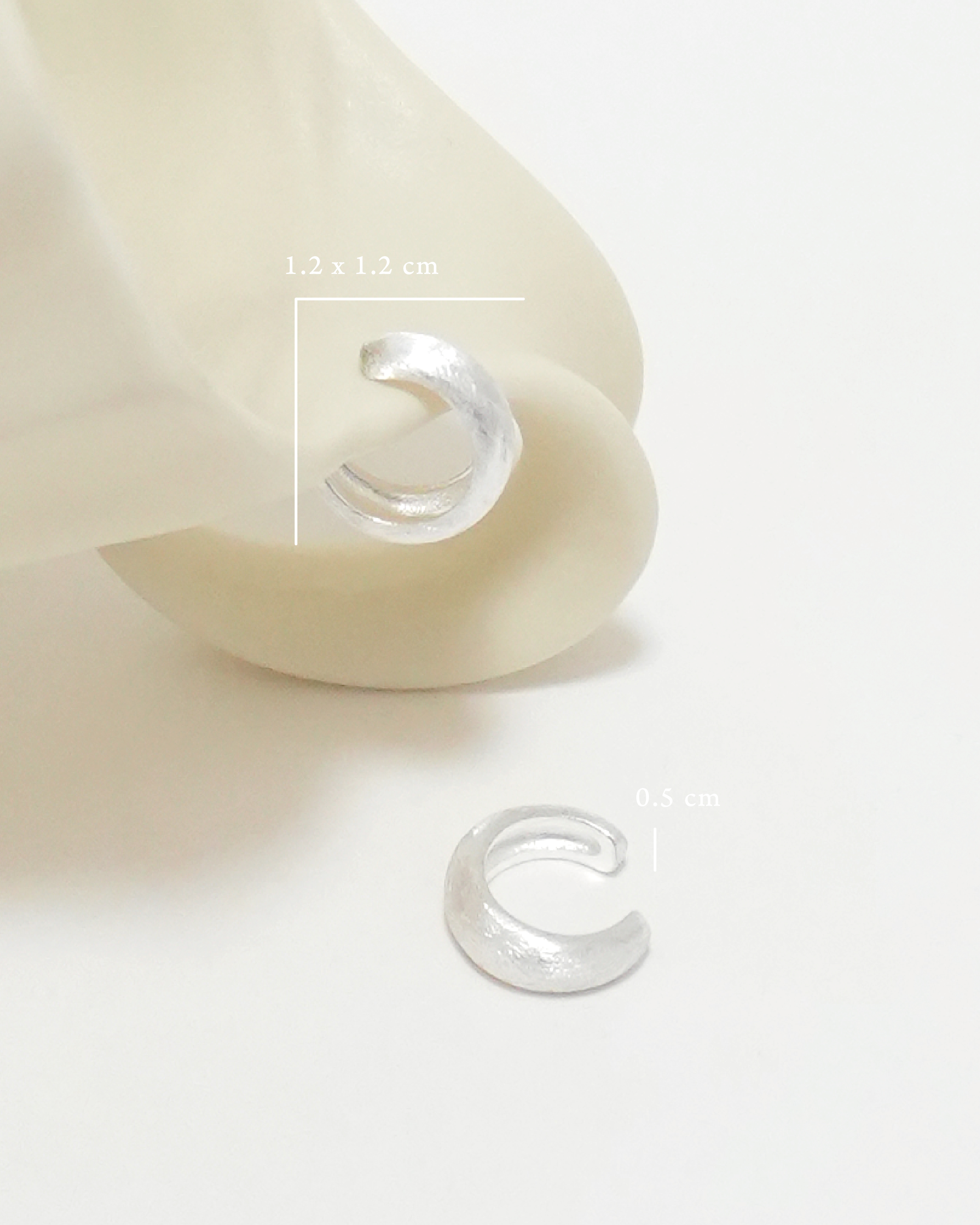 Sleek Curve Ear Cuff