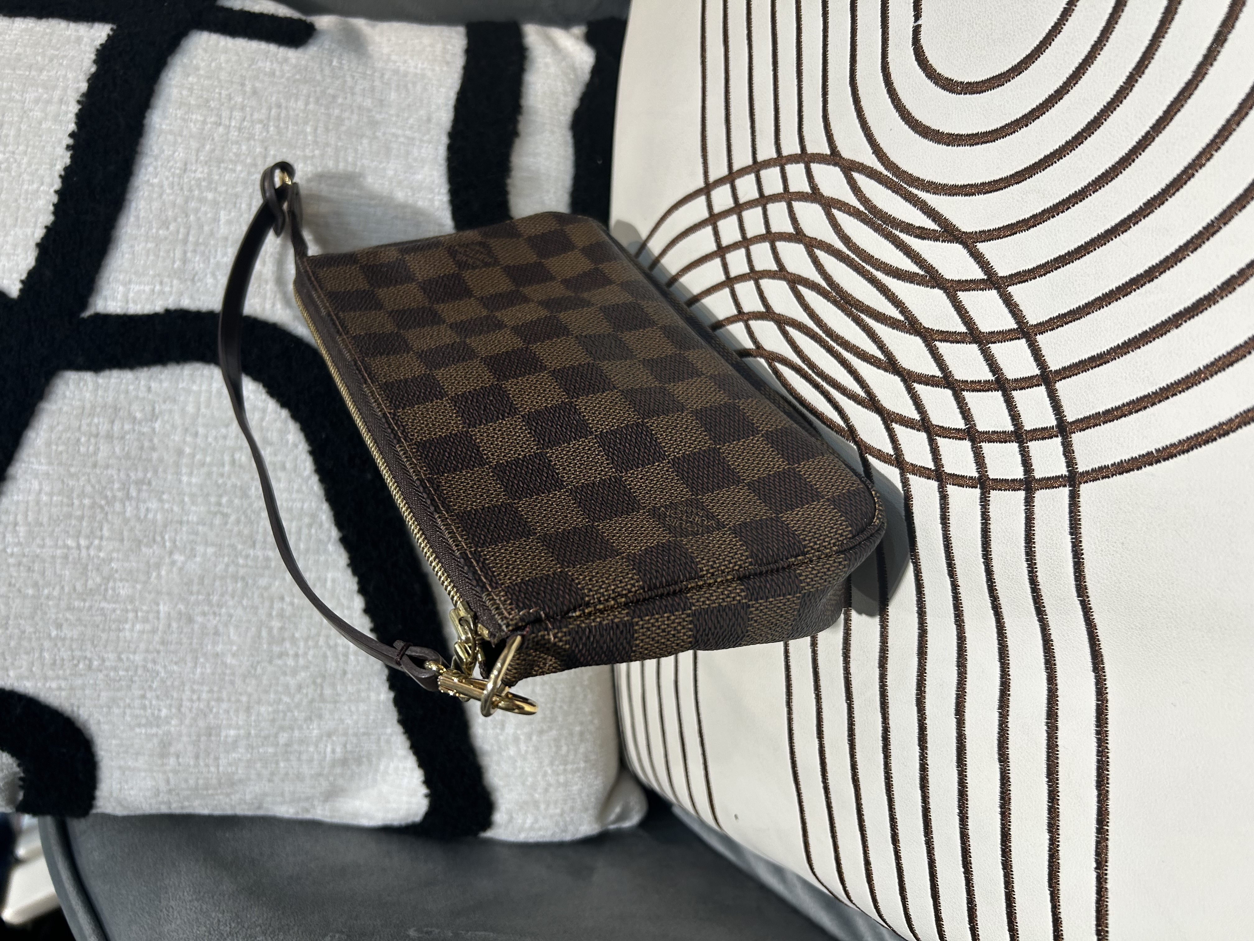LV Pochette Damier Hobo Bag 100%Authentic, 98%New