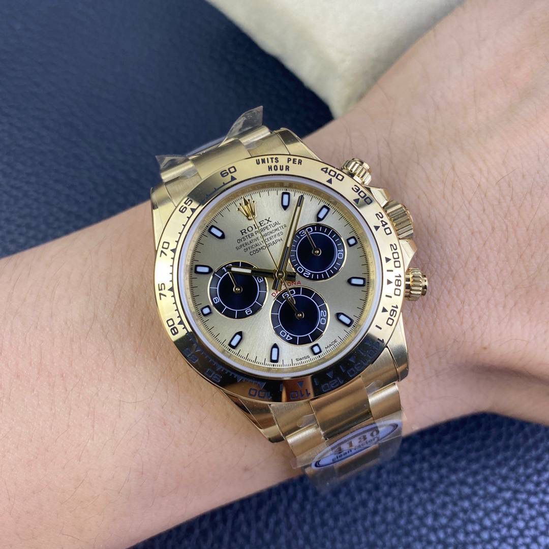 clean/C厂116508全金象牙迪通拿款式合集1.本次推出的是全金迪通拿 2.搪瓷黑面表盘0色差，钻石使用平替莫桑石，火彩效果不亚于真钻，不是劣质锆石。 3.表盘部分也是使用3段式拼接头粒，全部散件电镀。 4.表圈部分的字体粗细，以及最重要的，黑色填油是和原装一样的，磨砂质 感。这也是唯一一个做到的，后续发细节图又对比。 更多细节可以仔细看真假对比图🤟🏻💯