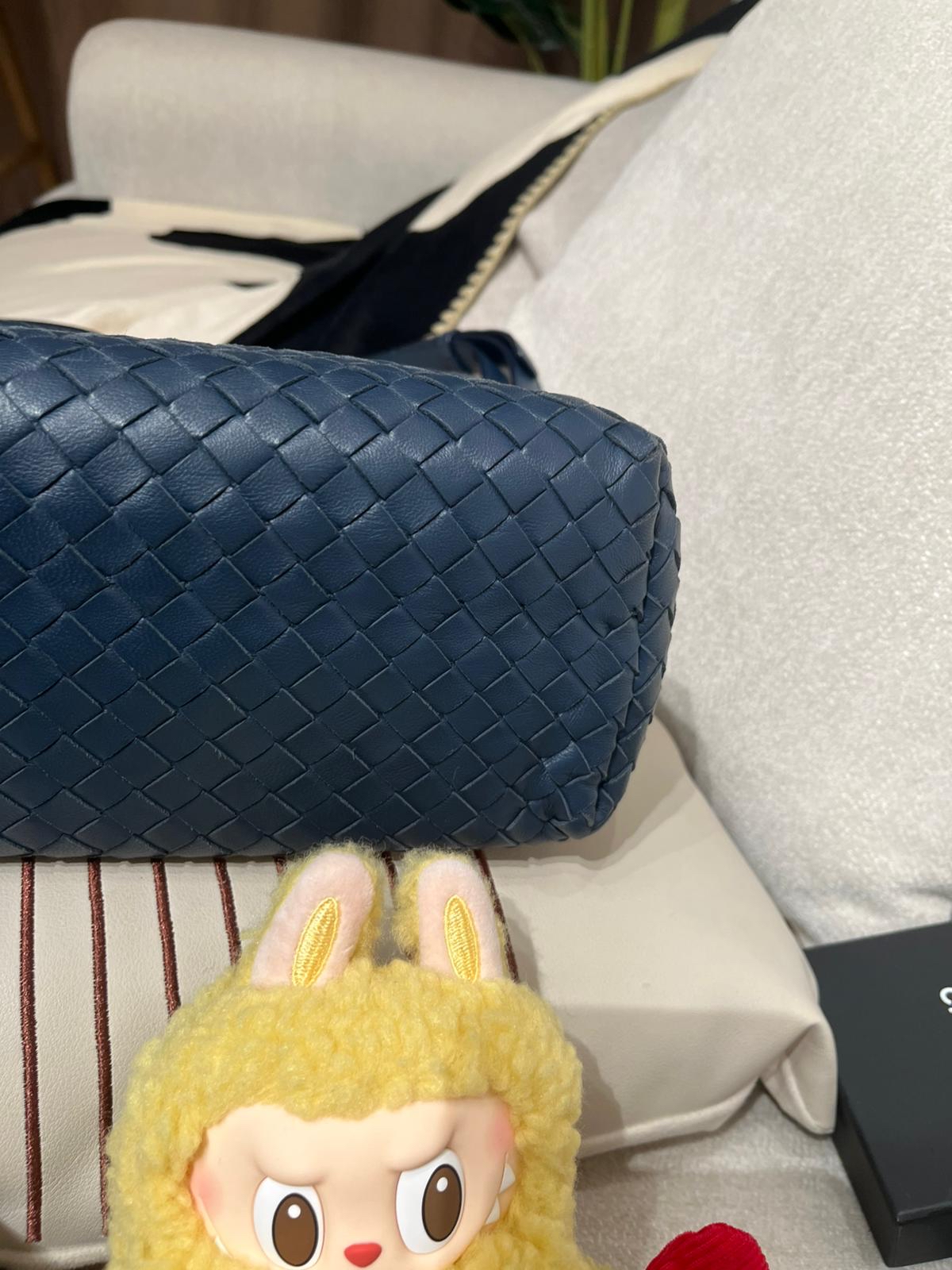 Bottega Veneta BV Shoulder Bag 深藍色小羊皮 100%Authentic, 95%new ✅dust bag