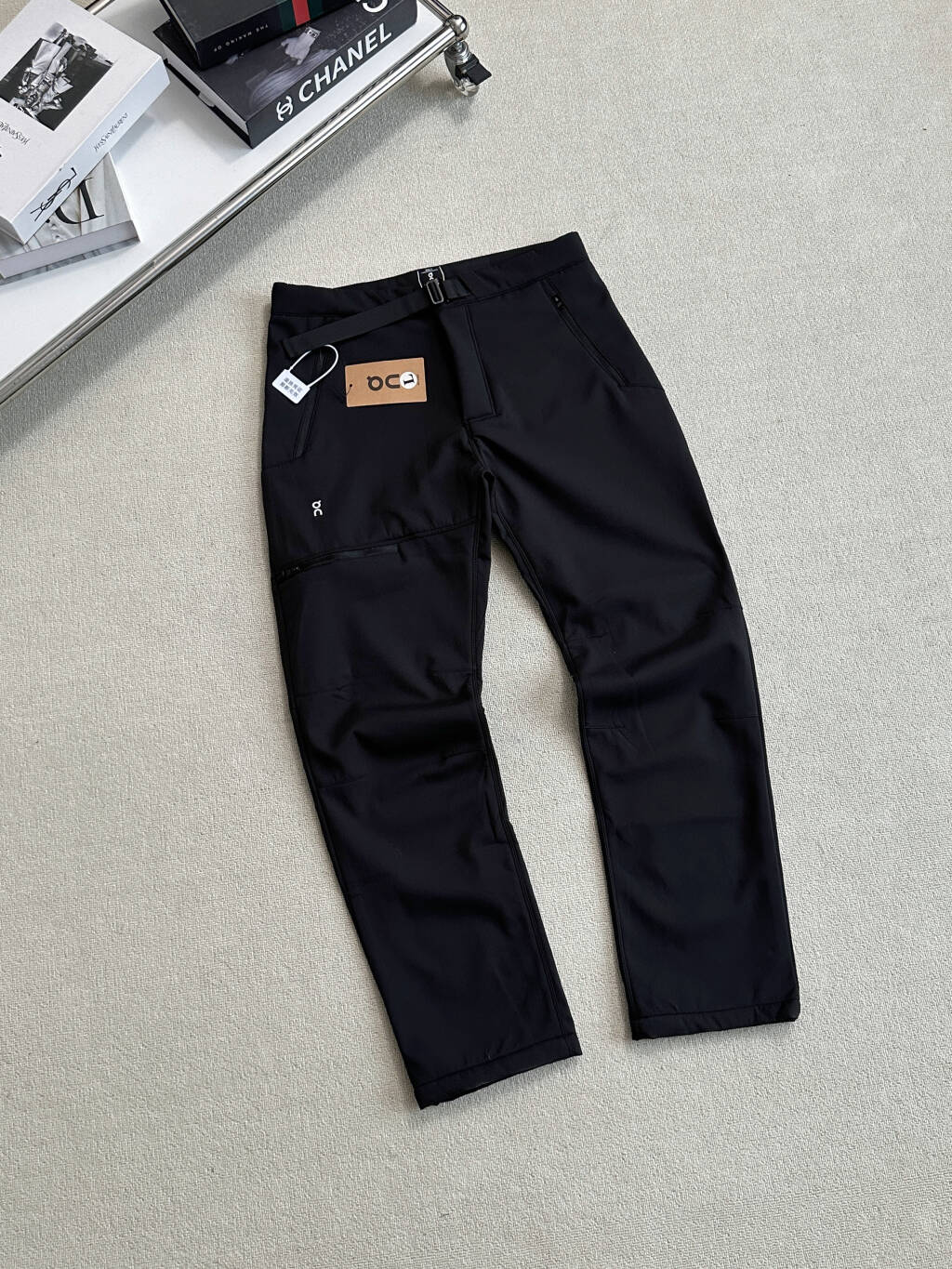 $288條。On 昂跑｜刺繡軟殼加絨長褲加厚防風防水戶外運動軟殼長褲・情侶同款