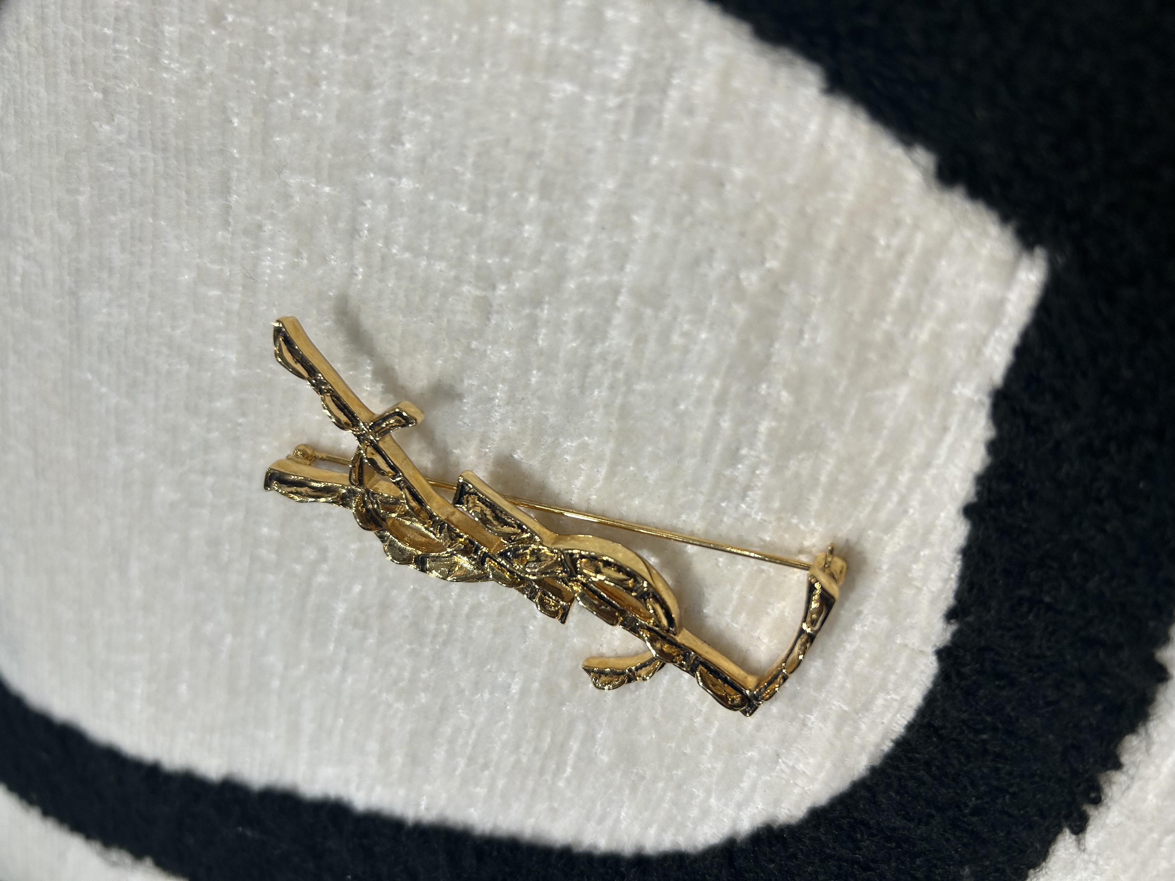 全新 YSL Saint Laurent 鱷魚紋心口針 brooch 100%Authentic,全新未使用品 ✅dust bag✅box 
