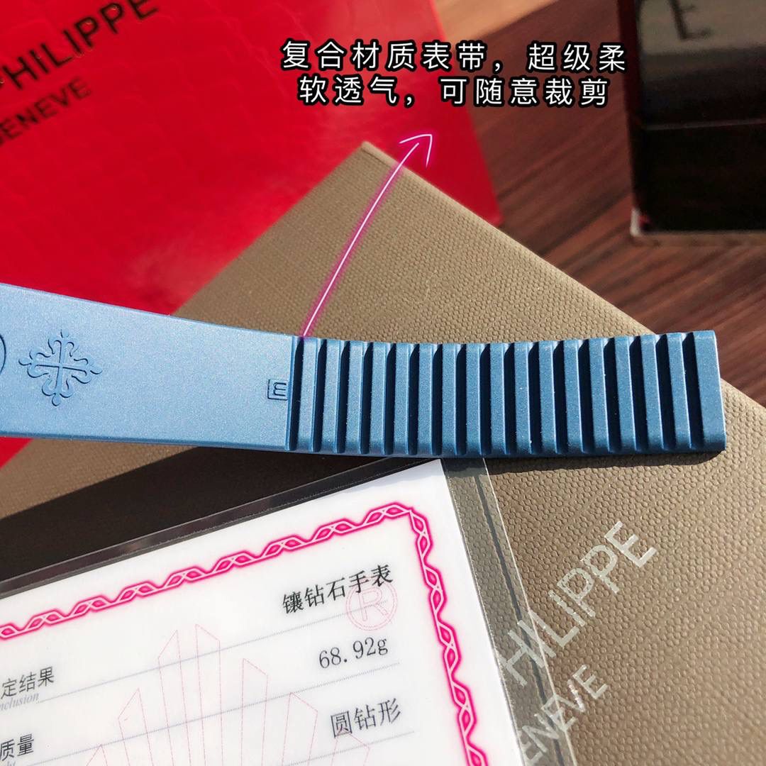 细节实拍‼️百达翡丽AQUANAUT 搭载原装瑞士石英机芯 。由100个零部件组成的一颗小而强大的内脏。真正做到零返修零误差！表盘设计也颇为独特，个性的浮雕表盘，精致立体字块。整个手表看起来立体感 高级感十足！玻璃采用蓝宝石超强硬度水晶玻璃。防反光 防刮花。进口热带复合材料橡胶表带，佩戴极为舒适贴手，适合各种手腕。搭配原装蝴蝶表扣 佩戴方便。最强舒适感😍🤟🏻