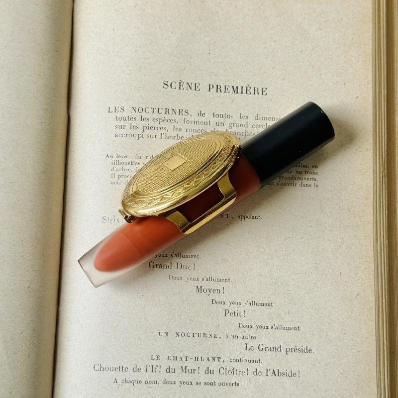Vintage C.a. 1950s Made in England KIGU Embossed Pattern Golden Lipstick Holder (MT2053)
