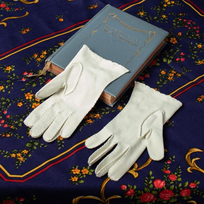 Vintage Embroidered Wrist-Length White Fabric Day Gloves (MT331)