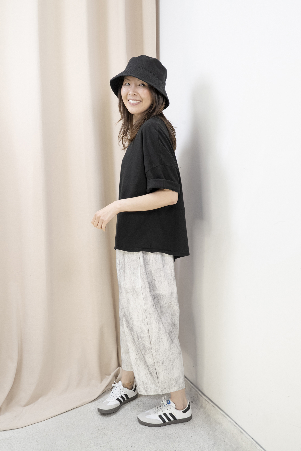 斜腳造型棉質休閒Top（黑色）