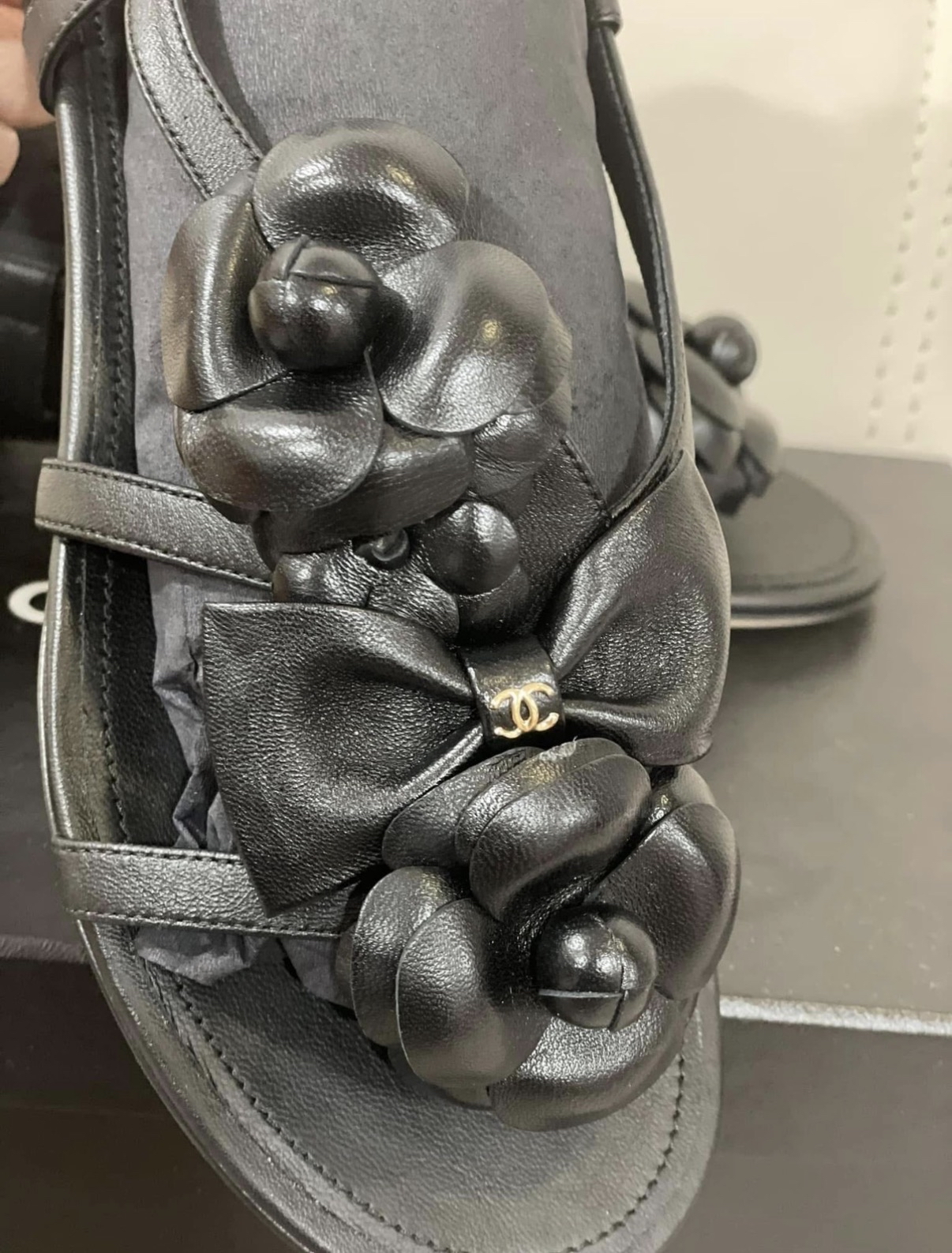 Chanel 黑金全皮山茶花蝴蝶結涼鞋