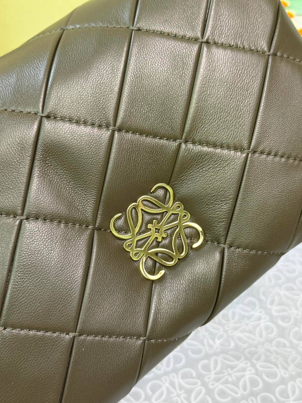 👉🏻小号羊皮【𝘗𝘶𝘧𝘧𝘦𝘳 𝘎𝘰𝘺𝘢】 —深卡其绿❤️到货✅ 编码：262122 尺寸：𝟐𝟎-𝟔-𝟏𝟑𝐜𝐦 ❤️采用轻柔纳帕小羊皮，经过裁剪、缝制和手工编织制成，内里一个主要隔层和一个拉链口袋，磁扣开合。 ❤️配有可拆卸可调节的皮革带子。可肩背或手拿。