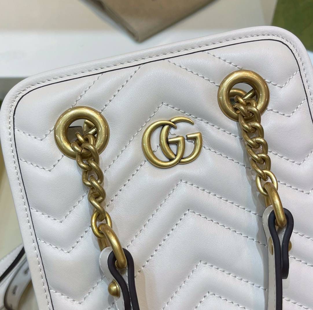 ✈️✈️✈️ 🔥𝐌𝐚𝐫𝐦𝐨𝐧𝐭 迷你托特# ▫️型号：696123 ▫️尺寸 19*16*6cm 经典款中很火很火的有木有，皮革全新升级。原厂牛皮➕顶级五金❗️经典双G设计，最好卖的款，简单的手拎斜挎设计，立体绣花让整个包活跃了起来，手拎带与斜挎肩带都🉑️拆卸，包身挺阔 容量非常充裕！788590