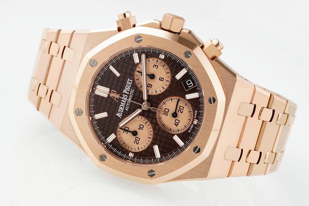 🚀新品爱彼皇家橡树系列26240系列，是一款41毫米精钢自动上链计时码表，搭载APS开发自研Calibre 4401一体机芯，具备飞返计时、小时/分钟/小秒显示及日期功能。其标志性八角形表圈配以八颗六角螺丝，搭配“Grande Tapisserie”大型格纹表盘，层次感鲜明。一体式精钢表链延续了1972年首款皇家橡树的经典设计，兼具运动与优雅。全新开发一体机芯采用导柱轮与垂直离合结构，振频28,800次/小时，与原版完全一致，动力储存约70小时，防水深度50米。AP融合高级制表工艺与前卫美学，是奢华运动腕表的典范之作。💯🔥🔥